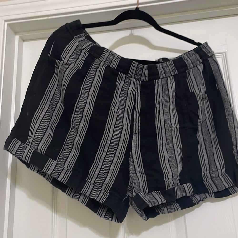 Old navy linens high waisted drawstring shorts size large.